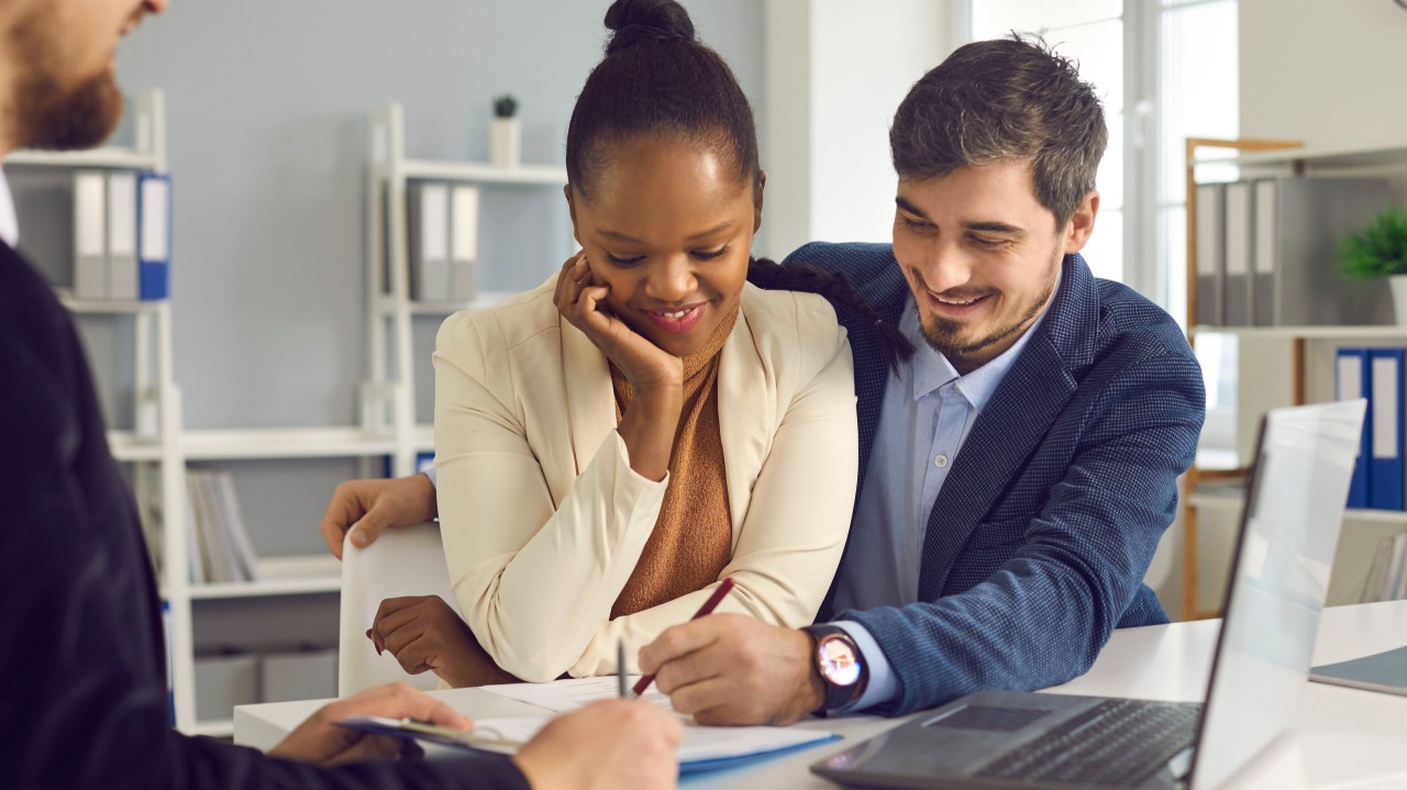 Professional consultation between lending advisor and clients